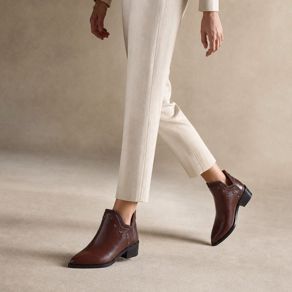 Mathilda | Chelsea Boots Pointed Toe Star Studs Brown – Product Photo